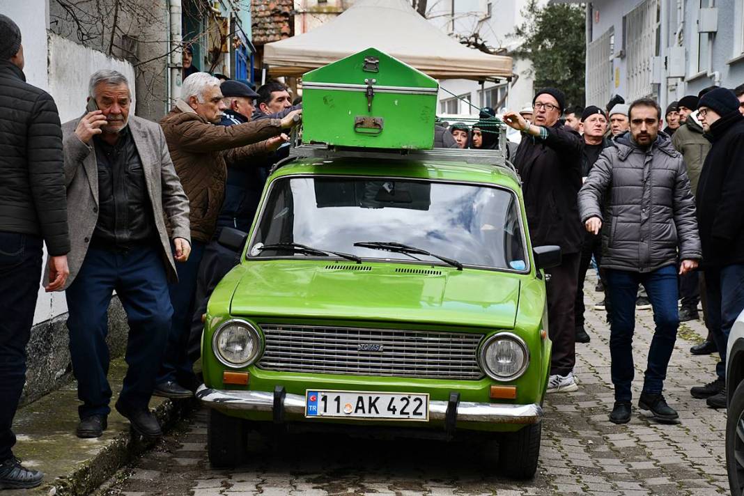 Ölen adamın cenazesini o arabanın üzerine koyup gezdirdiler! Meğer vasiyeti böyleymiş, yıllarca gözü gibi bakmış 2